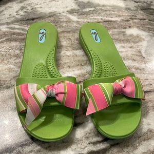 OKA B sandals M/L green with bows.